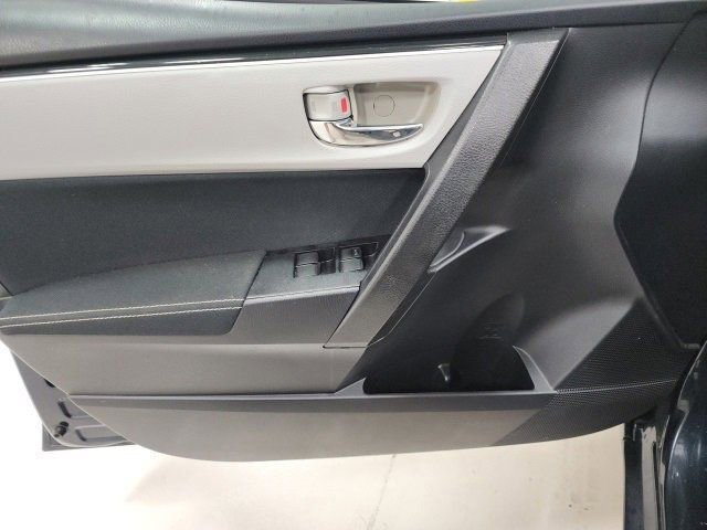 2017 Toyota Corolla LE photo 17
