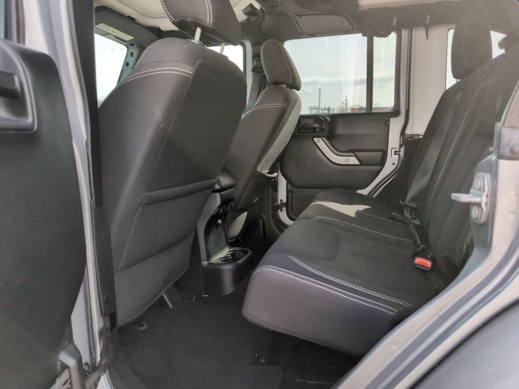 2017 Jeep Wrangler Unlimited Sahara photo 19