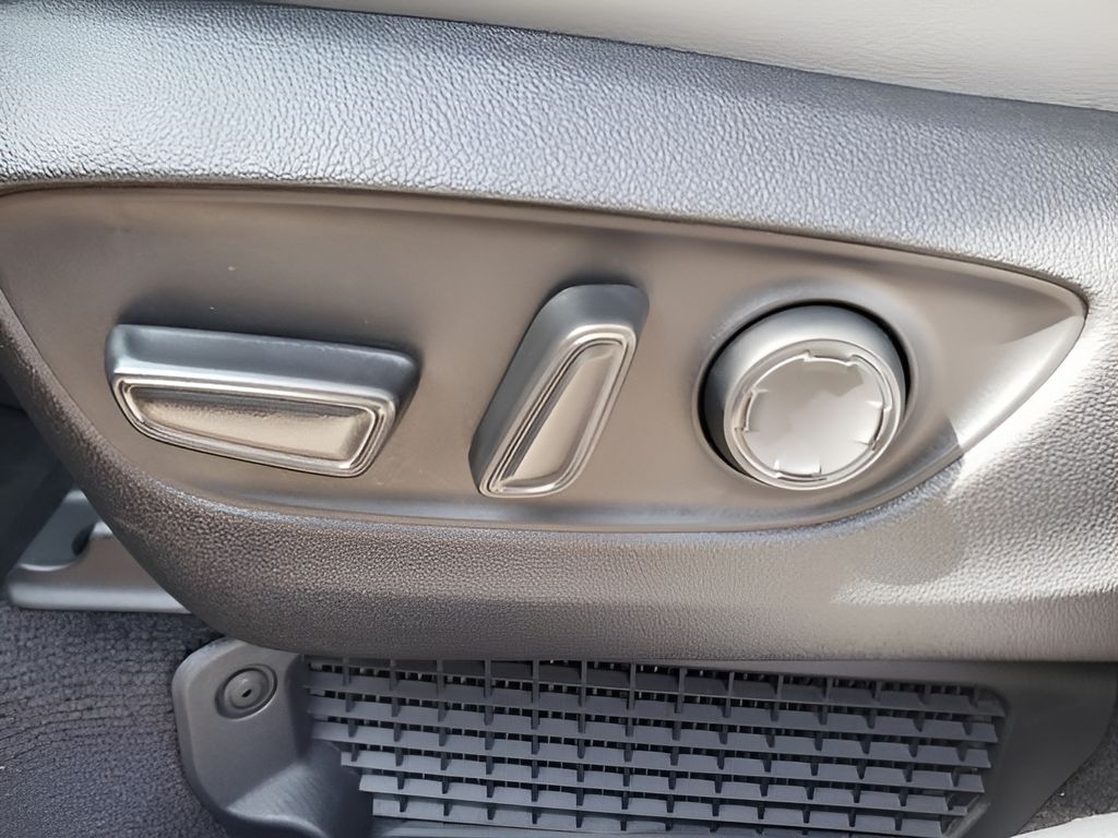 2025 Toyota Sienna XLE photo 14