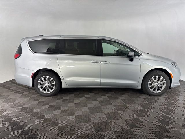 2023 Chrysler Pacifica Touring L photo 4