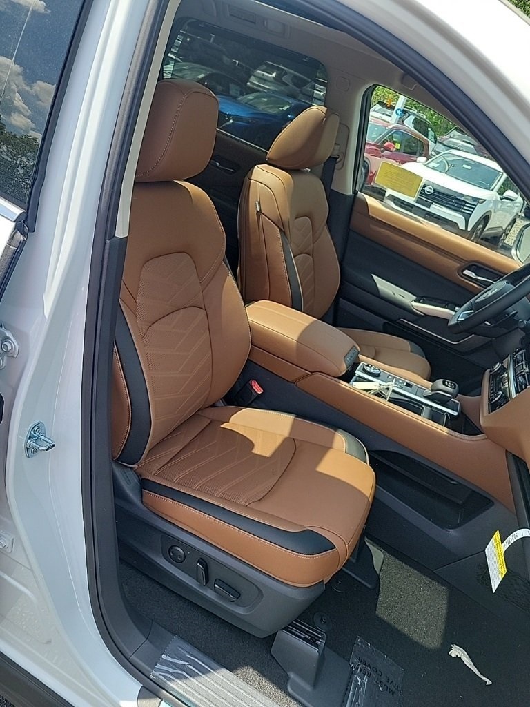 2025 Nissan Pathfinder Platinum photo 28