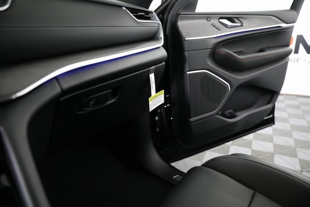 2025 Jeep Grand Cherokee Overland photo 3