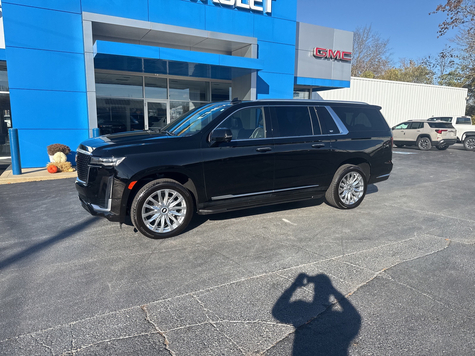 2022 Cadillac Escalade ESV Premium Luxury photo 2