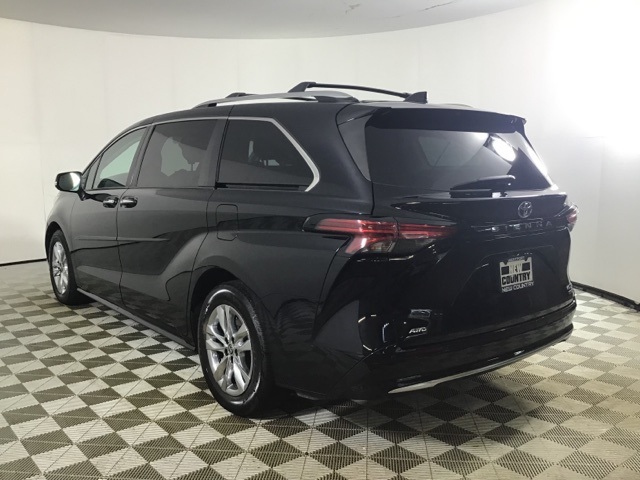2022 Toyota Sienna Limited photo 2