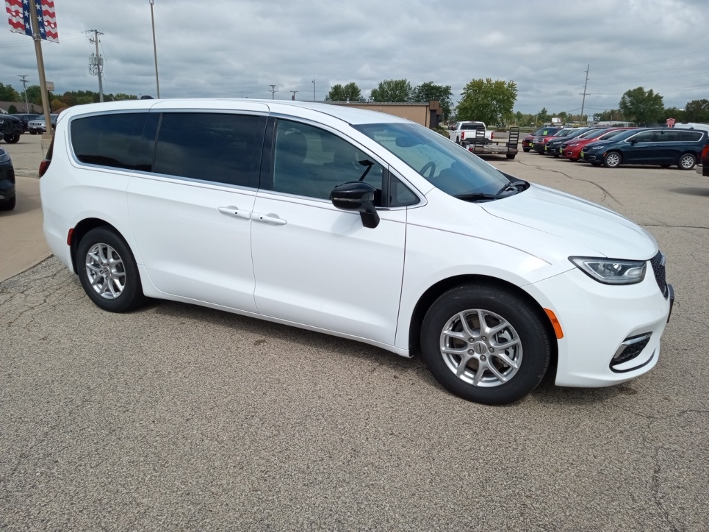 2025 Chrysler Pacifica photo 3