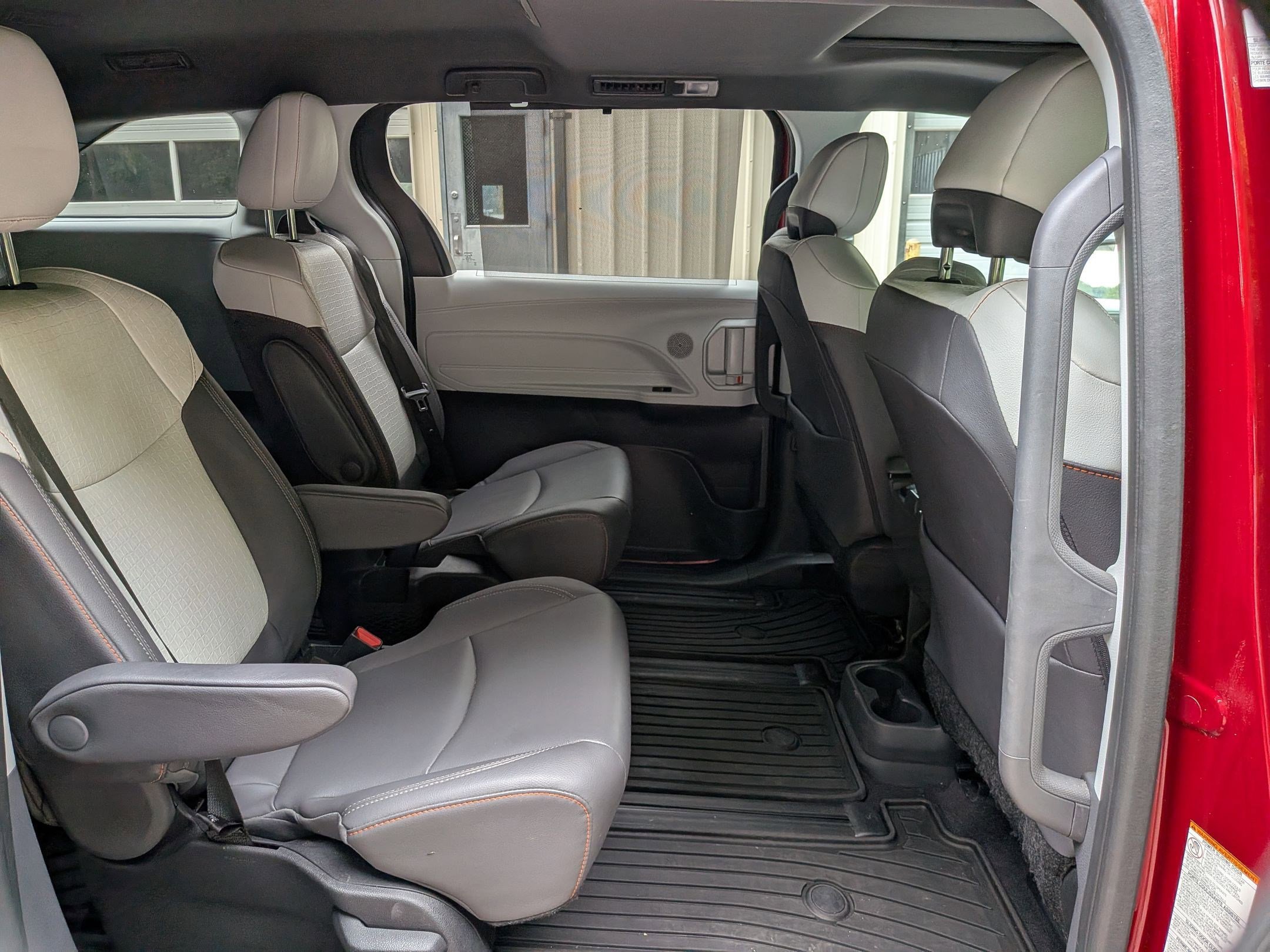 2022 Toyota Sienna XSE photo 32