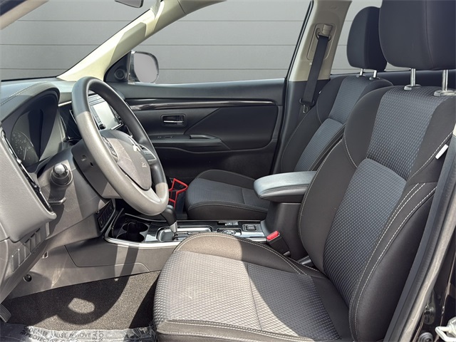 2020 Mitsubishi Outlander ES photo 19