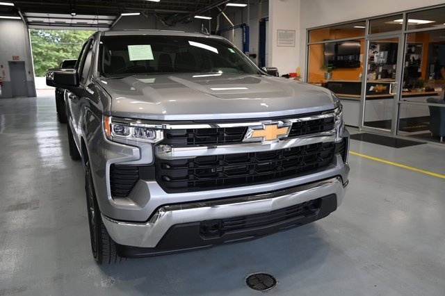 2024 Chevrolet Silverado 1500 LT photo 2