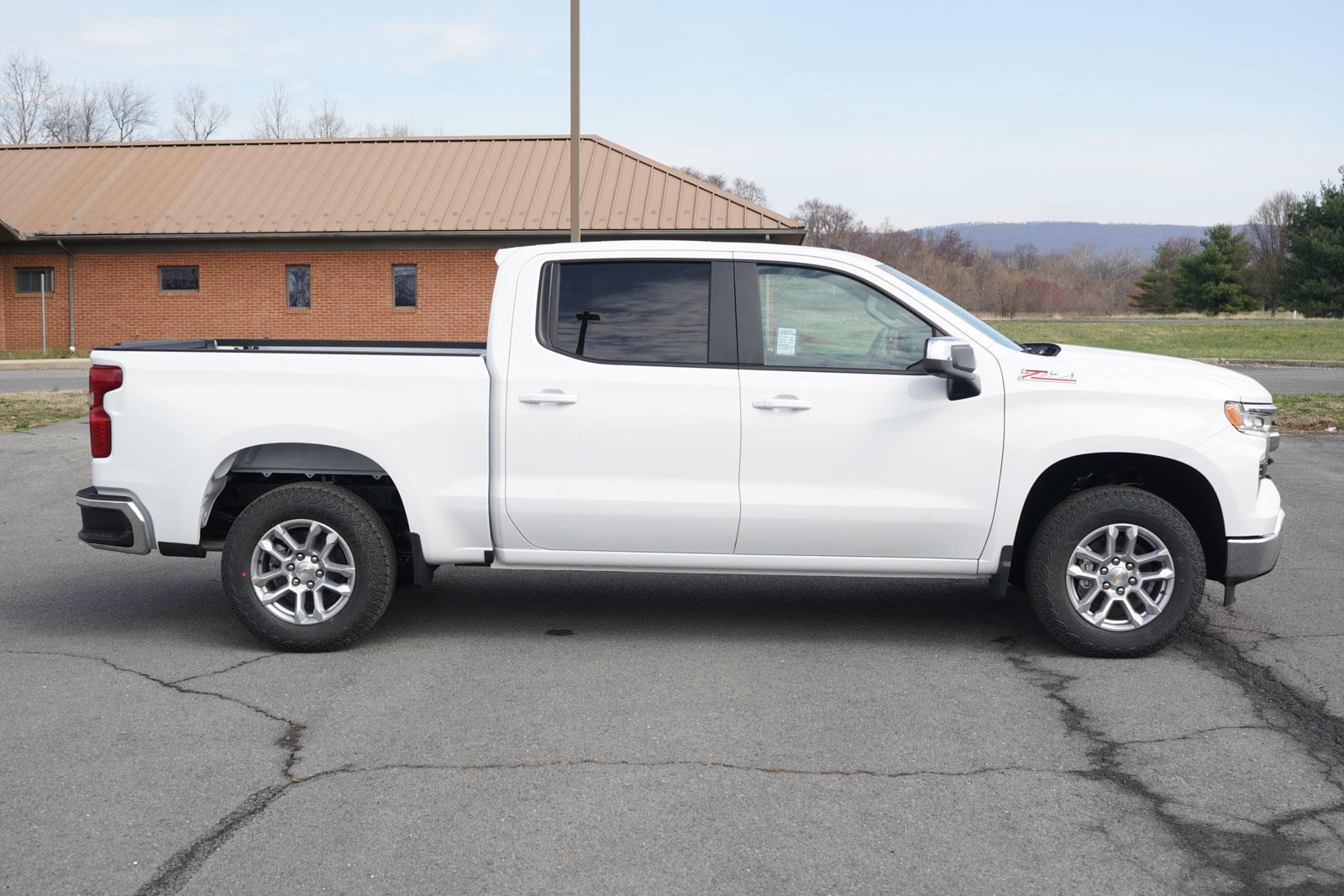 2025 Chevrolet Silverado 1500 LT photo 2