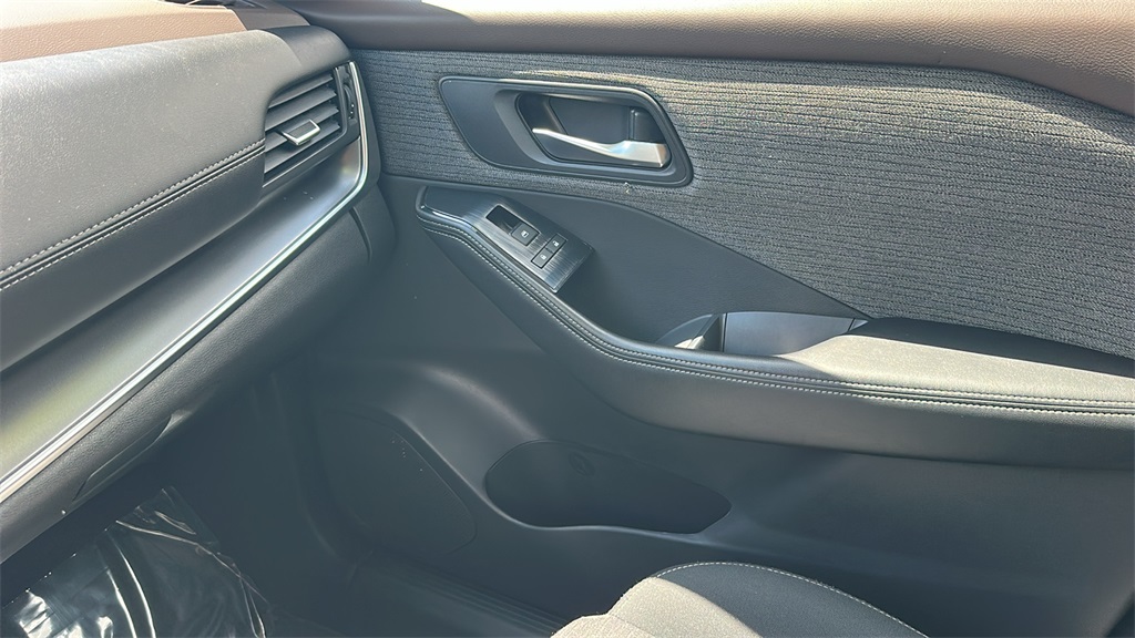 2023 Nissan Rogue SV photo 24