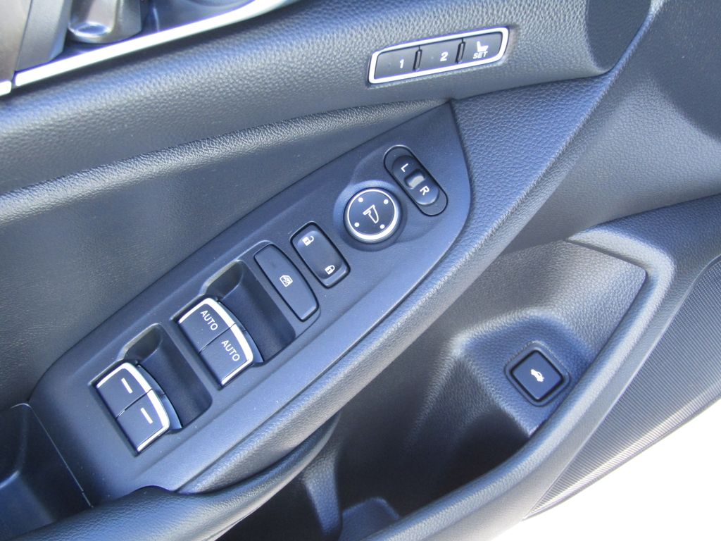 2022 Honda Accord Hybrid Touring photo 9