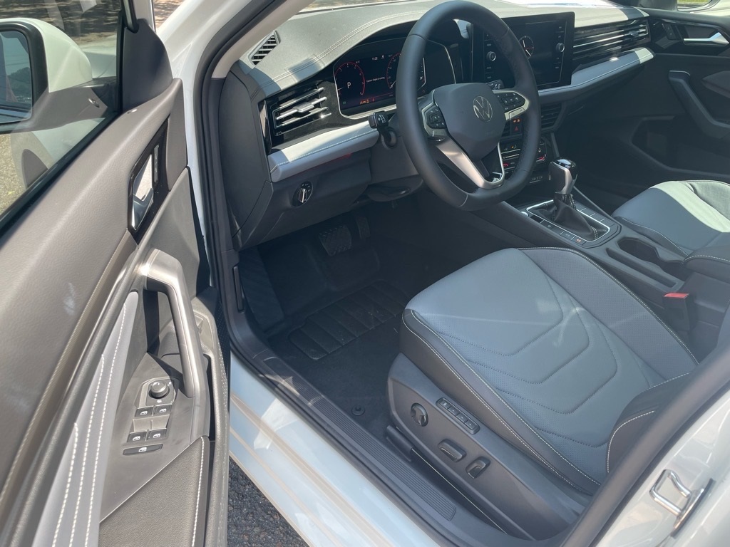 2025 Volkswagen Jetta SEL photo 4
