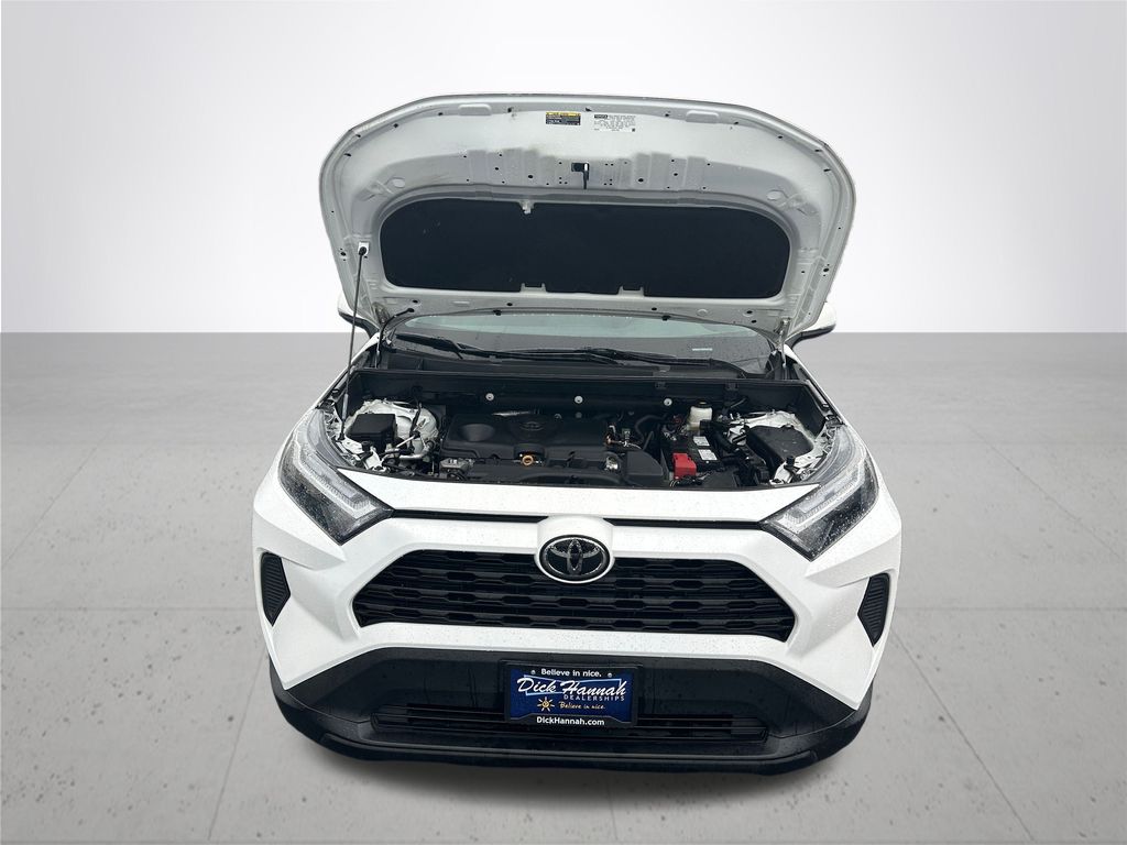 2024 Toyota RAV4 XLE photo 4