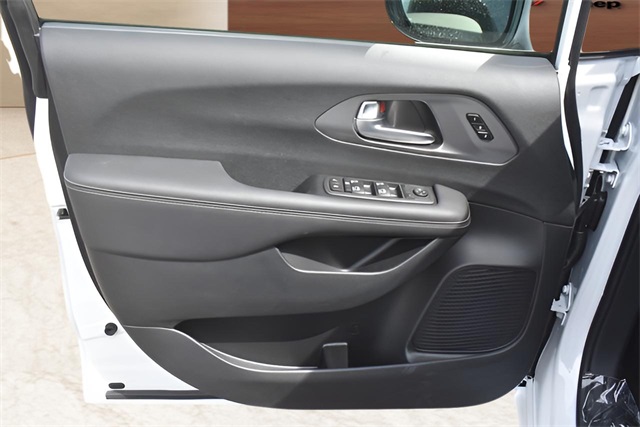 2025 Chrysler Pacifica photo 10