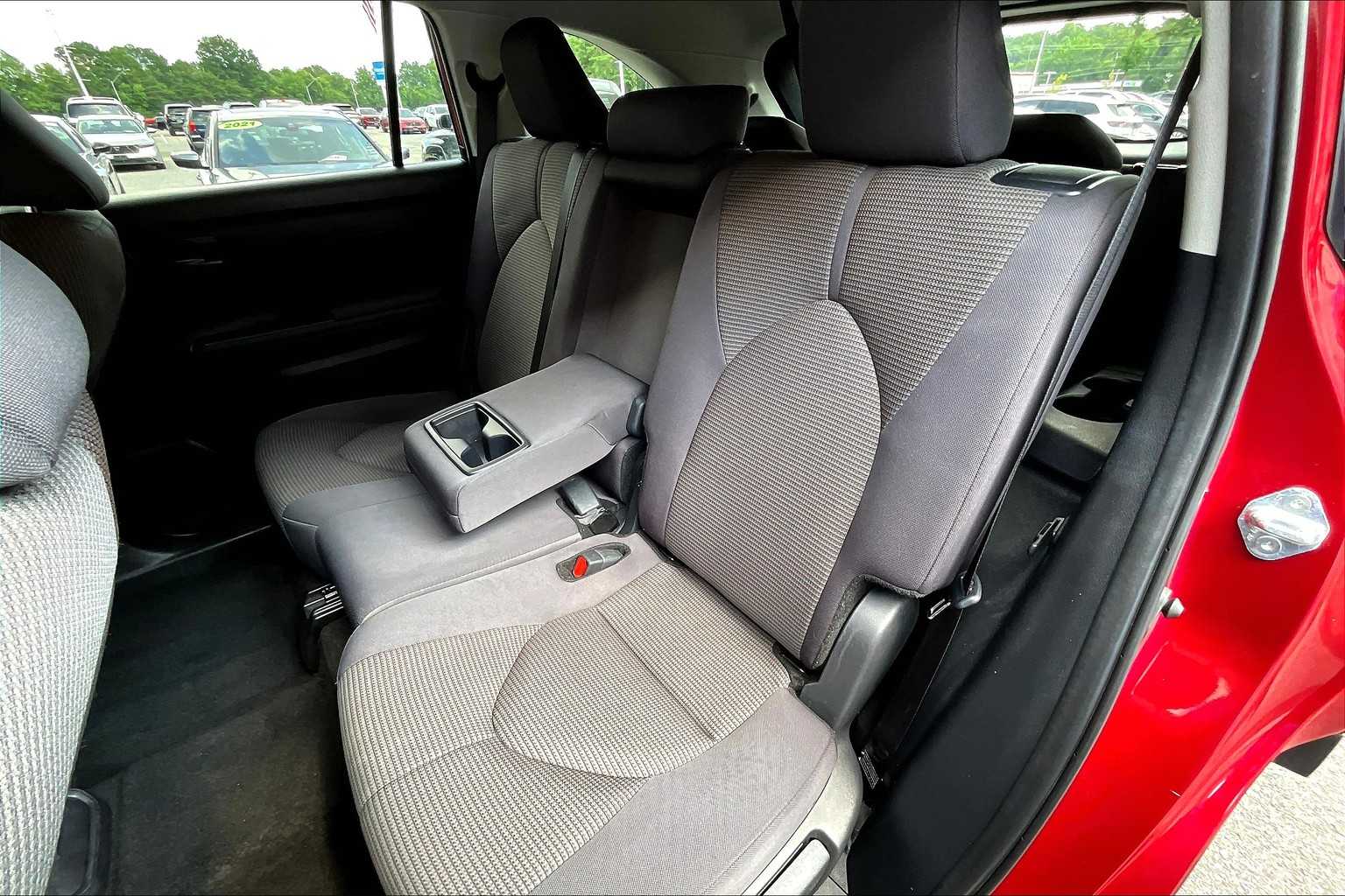 2024 Toyota Highlander LE photo 19