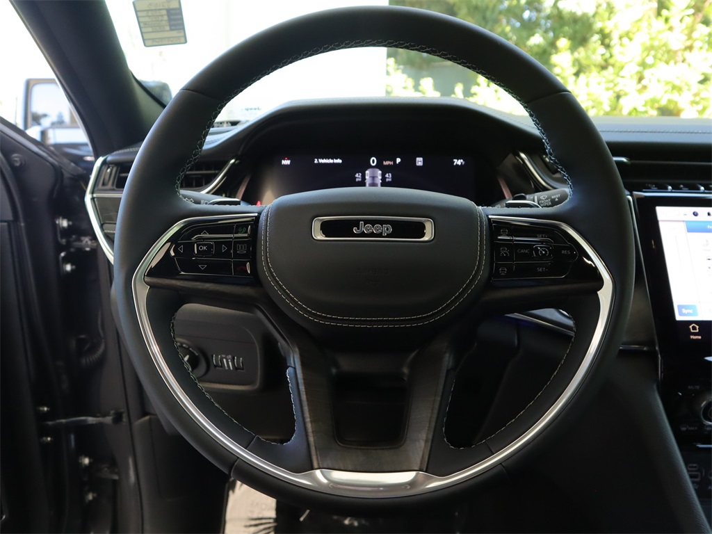 2023 Jeep Grand Cherokee Overland photo 6