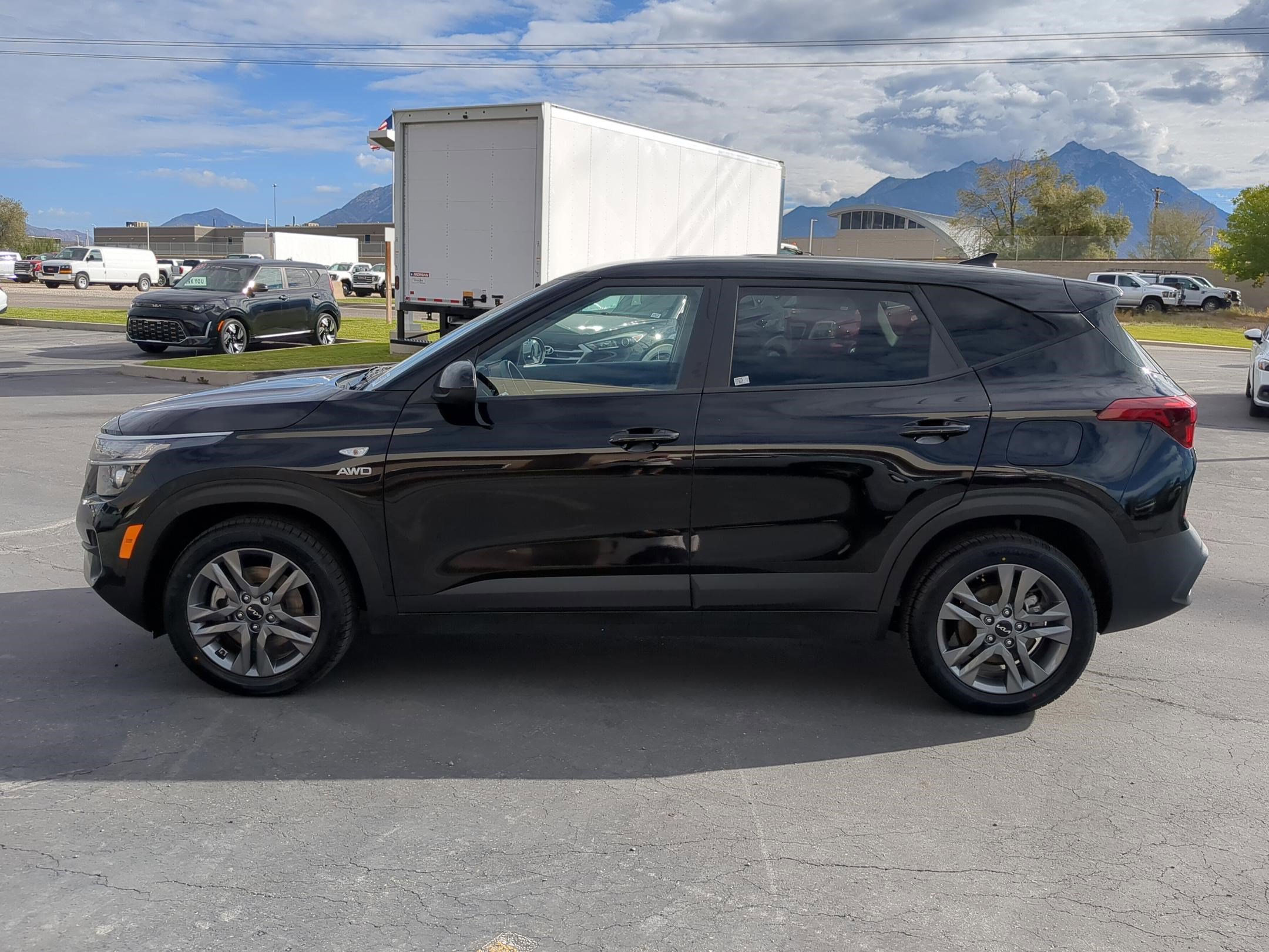 2023 Kia Seltos LX photo 2
