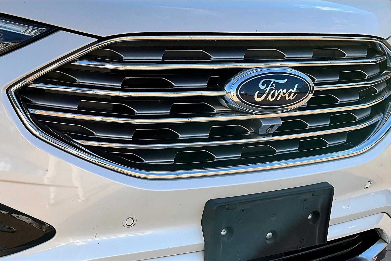 2019 Ford Edge Titanium photo 25