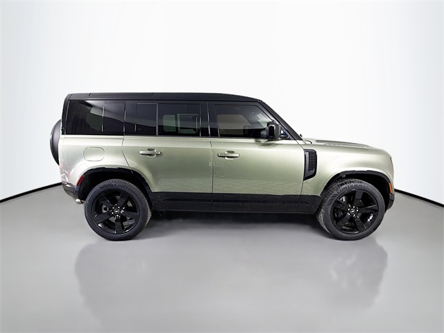 2025 Land Rover Defender 110 X-Dynamic SE photo 3