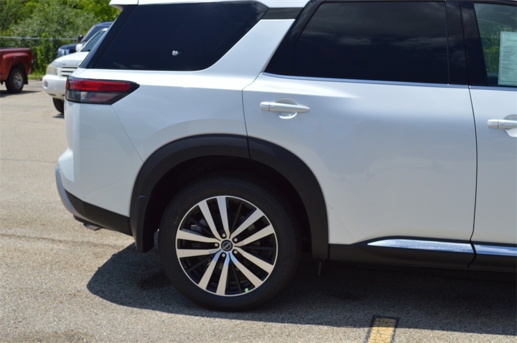 2025 Nissan Pathfinder Platinum photo 3