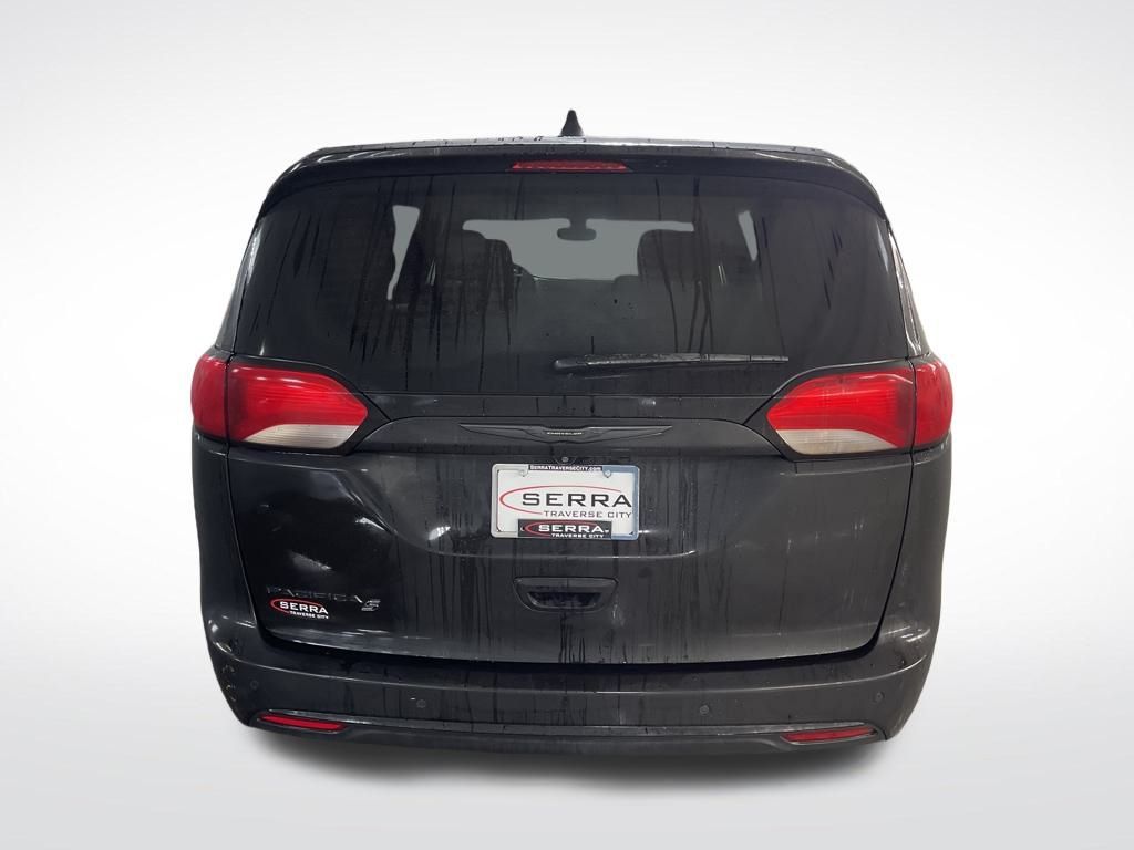 2020 Chrysler Pacifica Touring photo 4