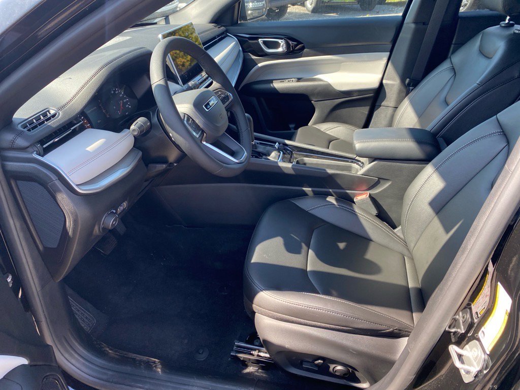 2025 Jeep Compass Limited photo 3