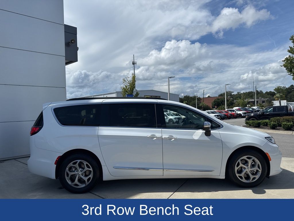 2023 Chrysler Pacifica Limited photo 2