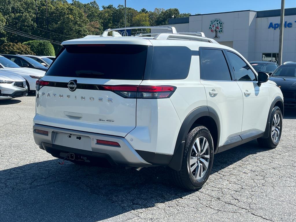 2024 Nissan Pathfinder SL photo 3