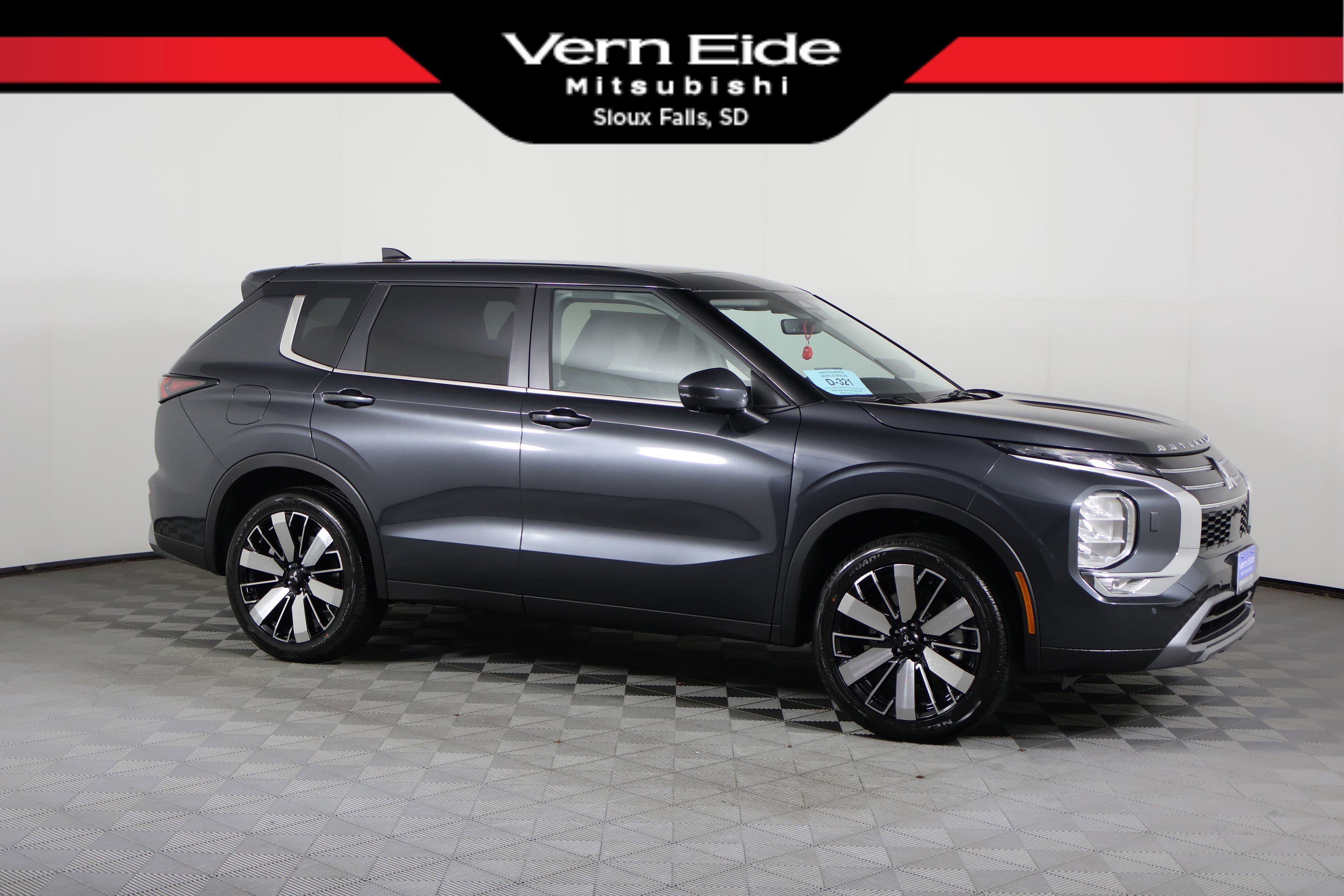 2025 Mitsubishi Outlander SE's photo