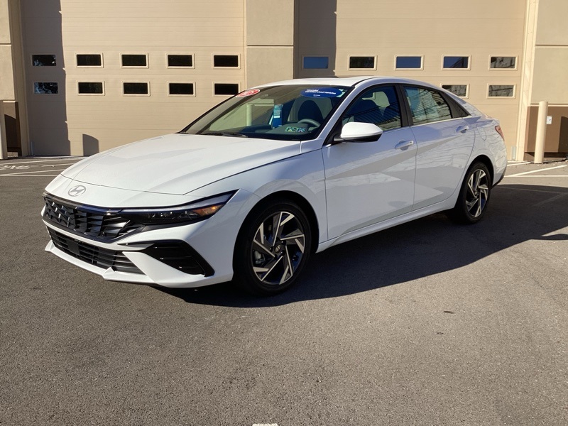2025 Hyundai Elantra SEL Convenience photo 2