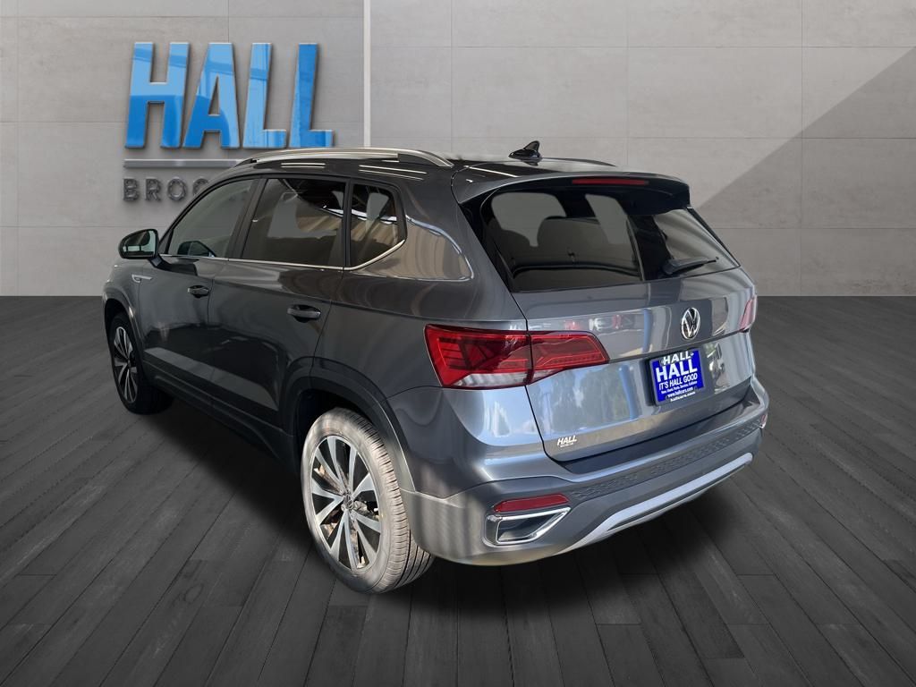2022 Volkswagen Taos SE photo 3