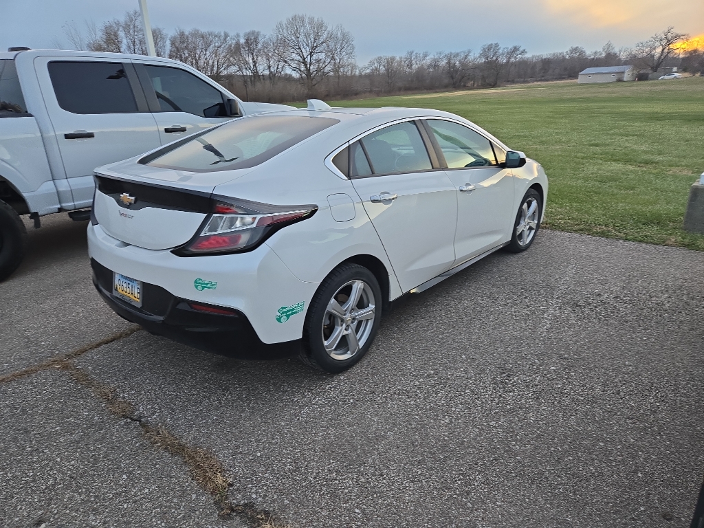 2016 Chevrolet Volt LT photo 4
