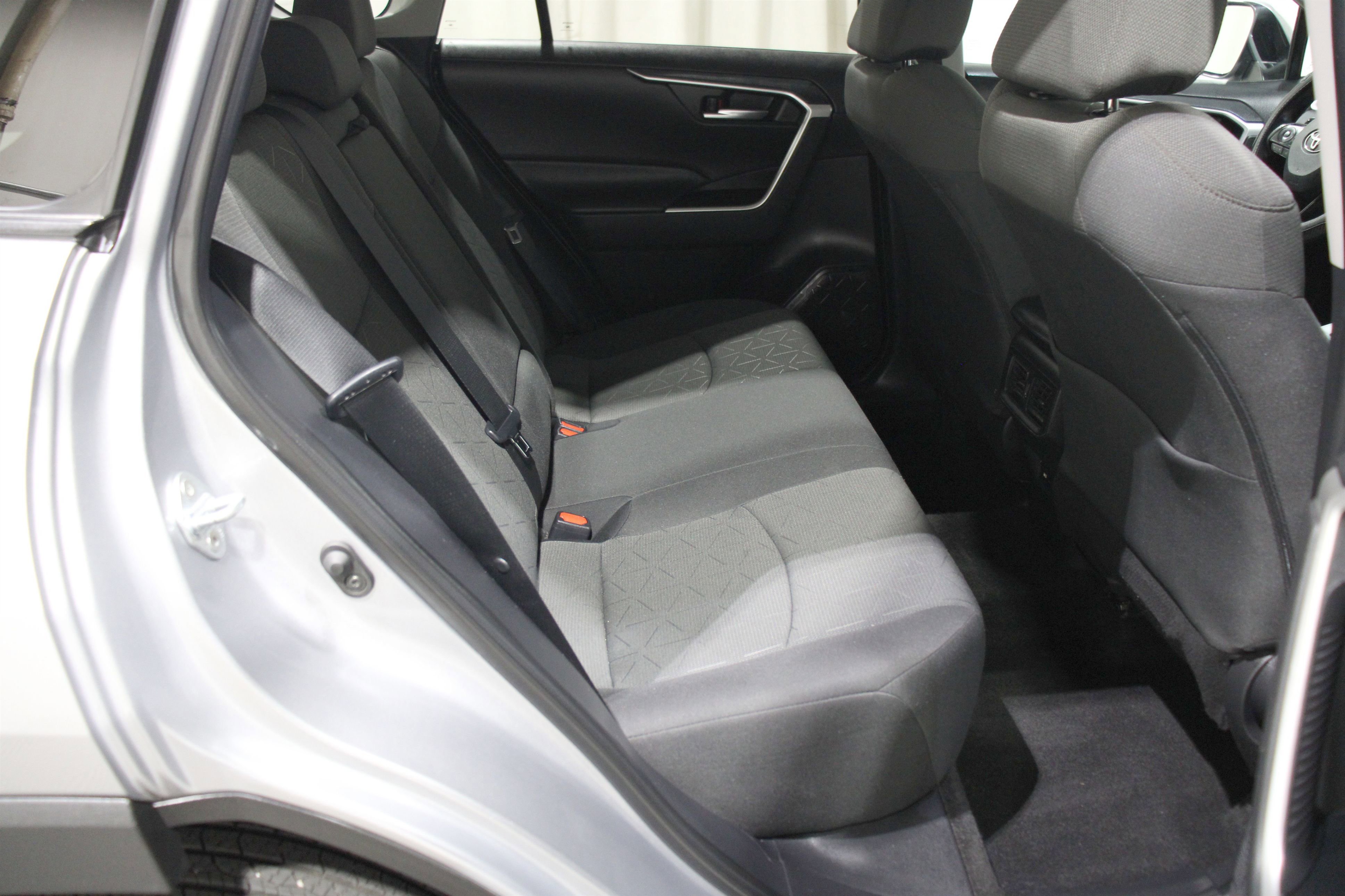 2021 Toyota RAV4 XLE photo 6