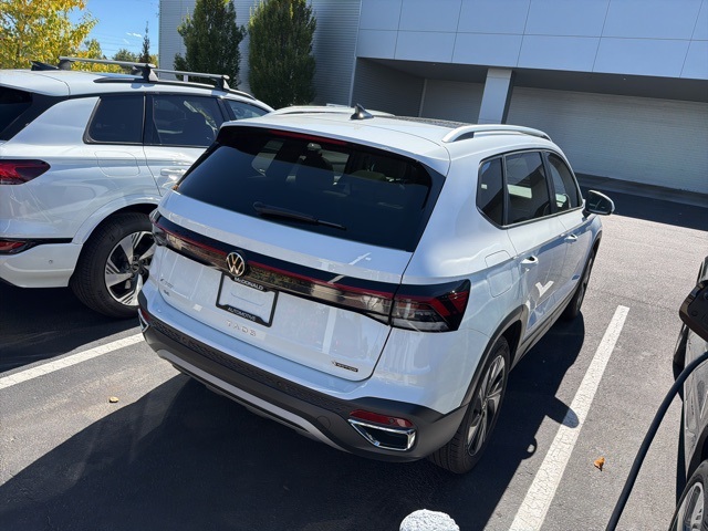 2025 Volkswagen Taos SE photo 3