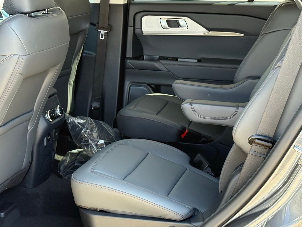 2025 Ford Explorer photo 8