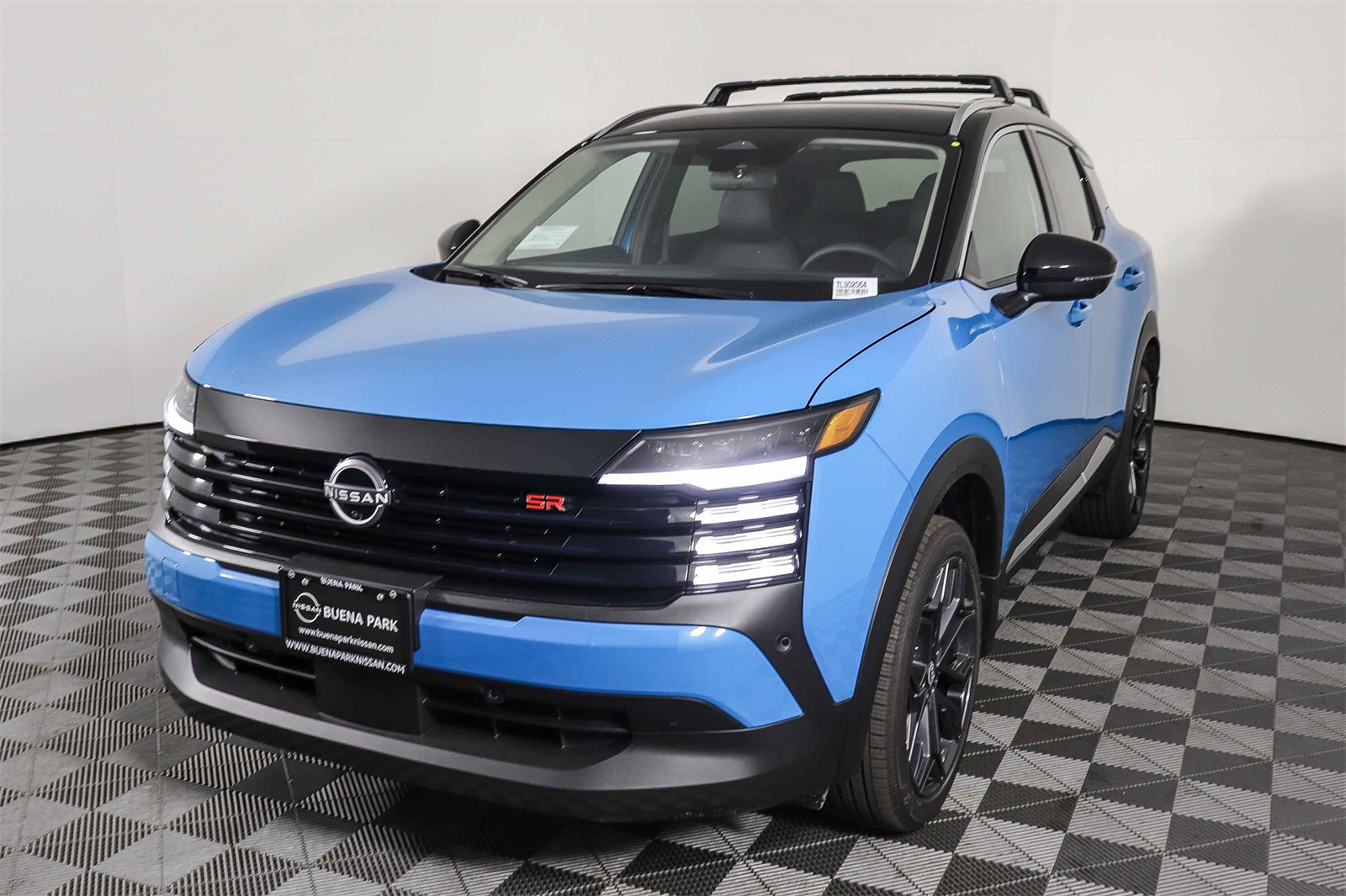 2026 Nissan Kicks SR photo 2