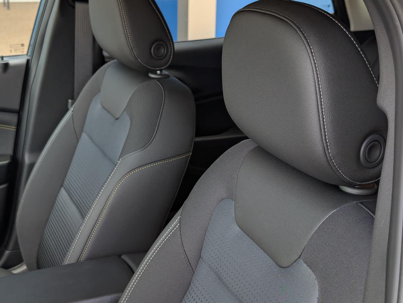 2025 Chevrolet Trax LT photo 9