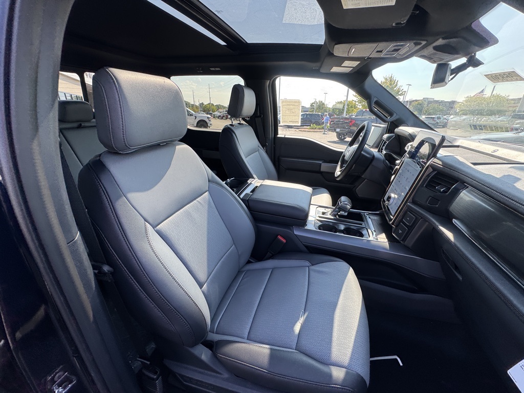 2025 Ford F-150 Lightning Lariat photo 15