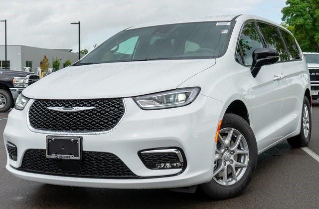 2026 Chrysler Pacifica Select's photo