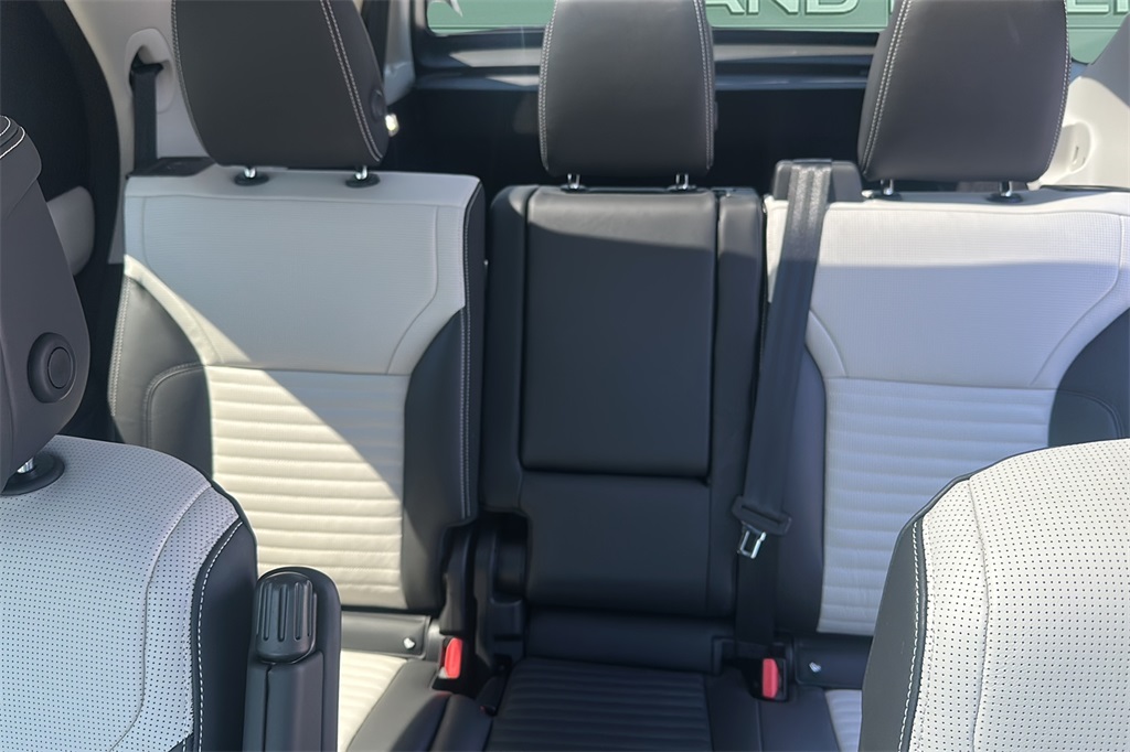 2025 Land Rover Discovery SE photo 12