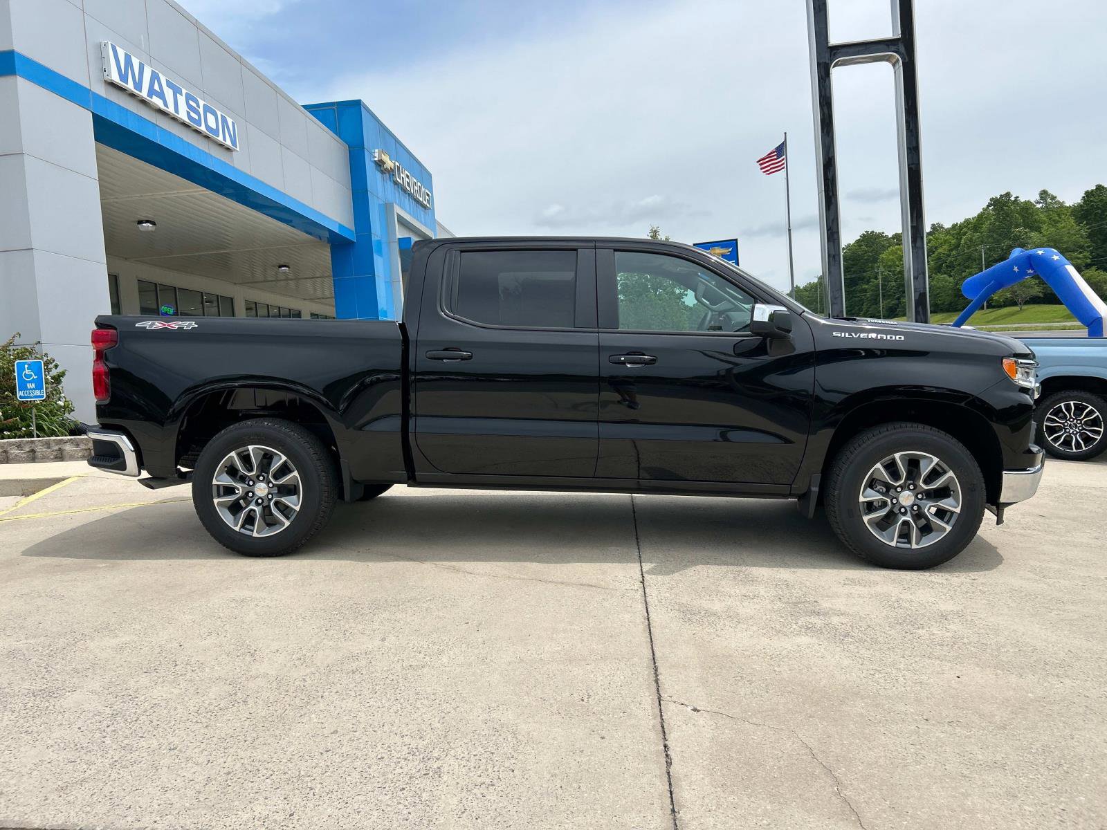 2025 Chevrolet Silverado 1500 LT photo 3