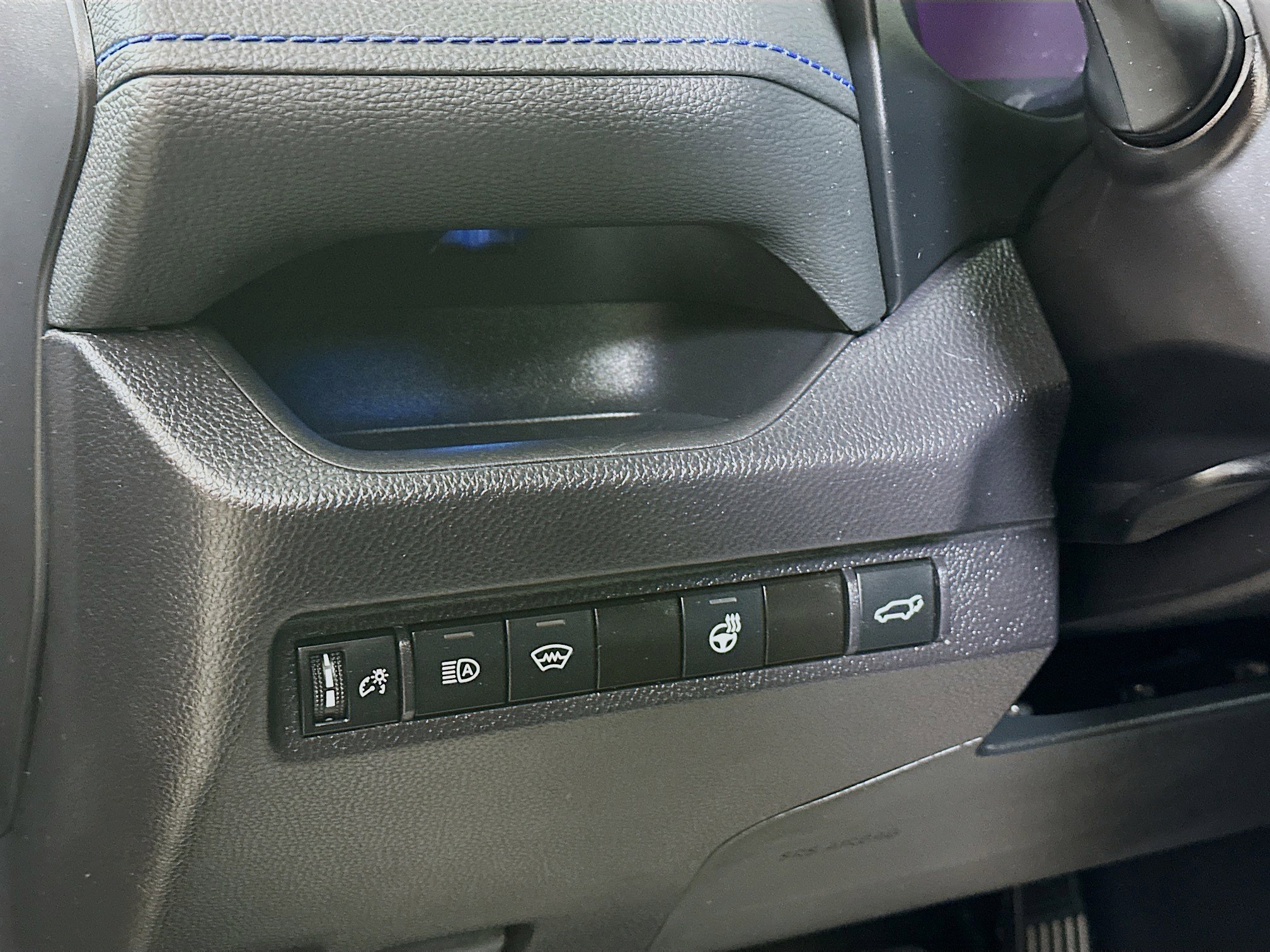 2024 Toyota RAV4 Hybrid XSE photo 7