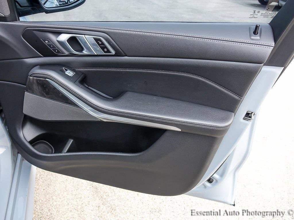 2023 BMW X7 - Image 28