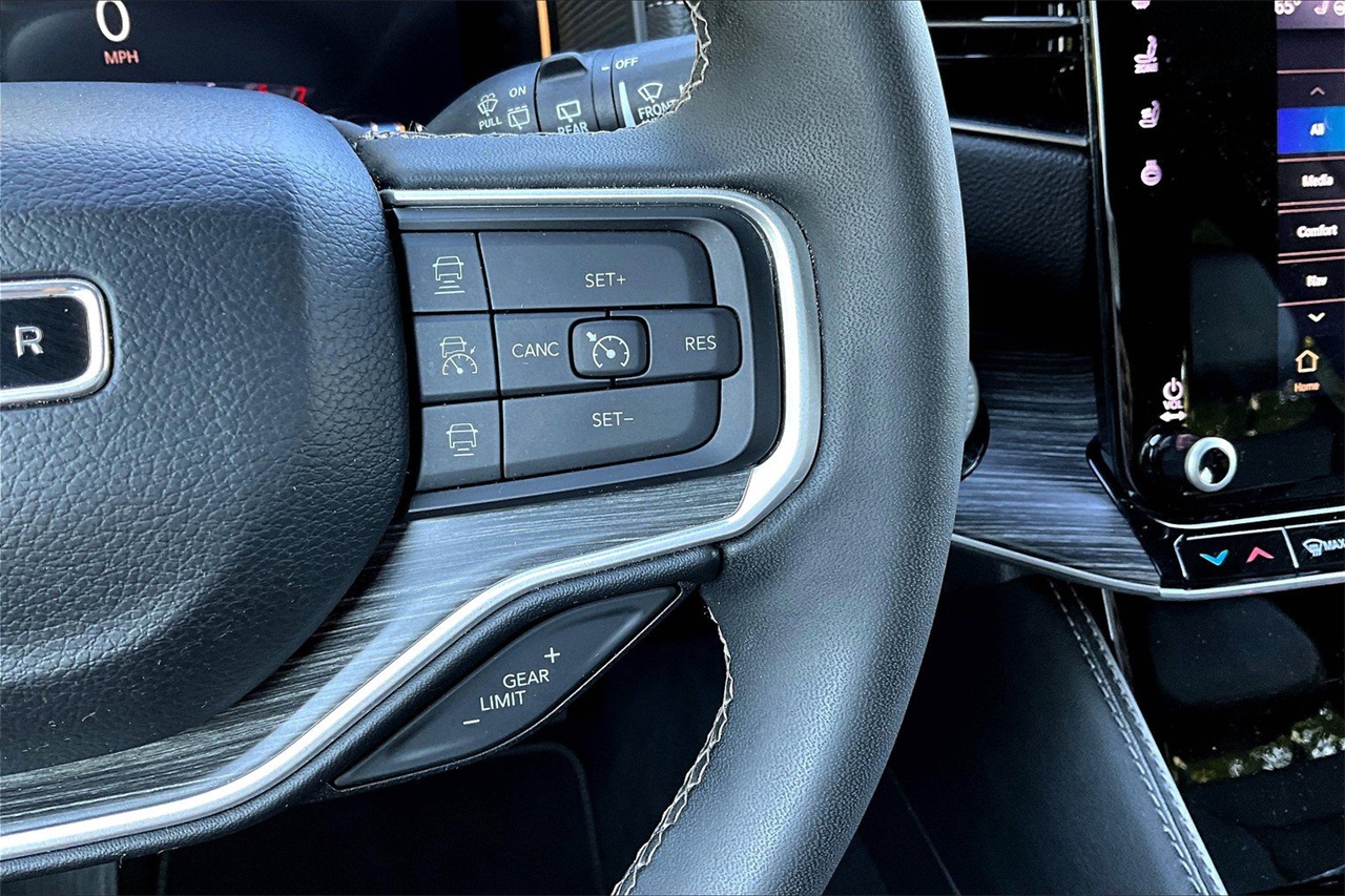 2024 Jeep Wagoneer L Series II photo 27