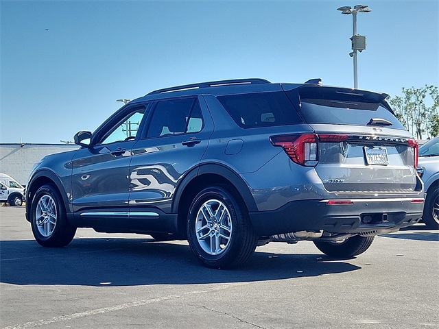 2025 Ford Explorer photo 2