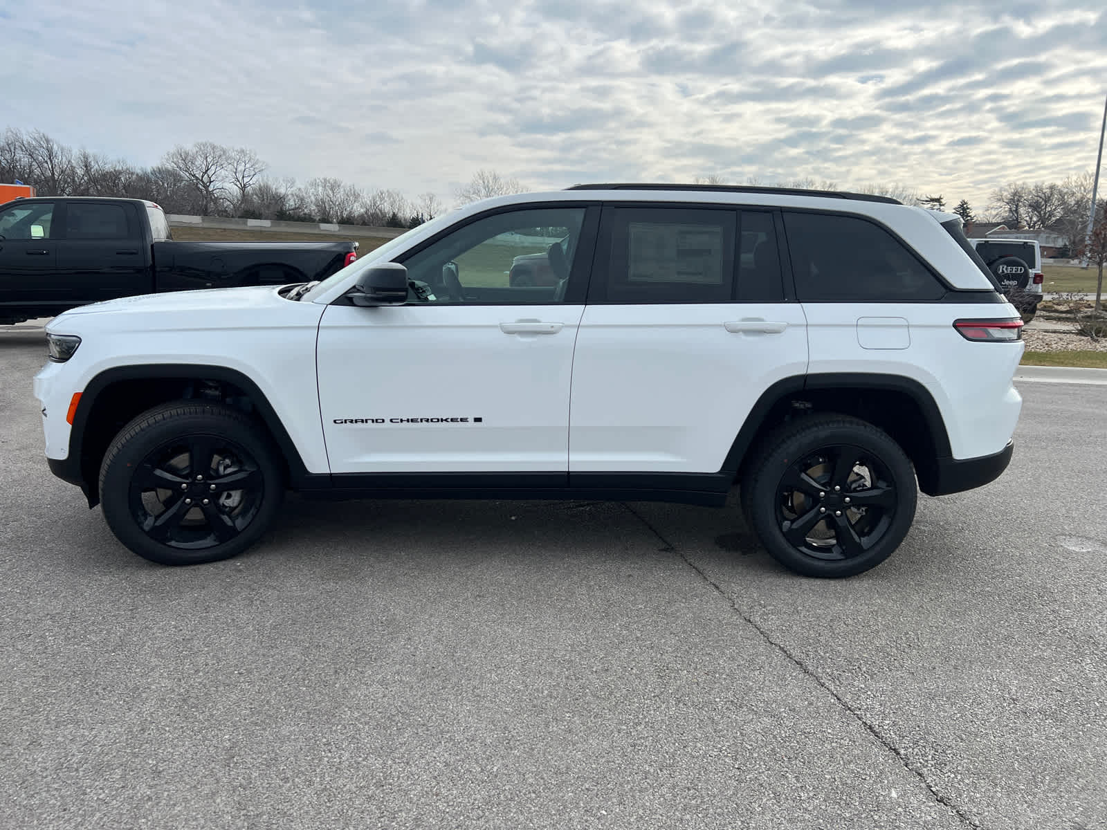 2025 Jeep Grand Cherokee Limited photo 2