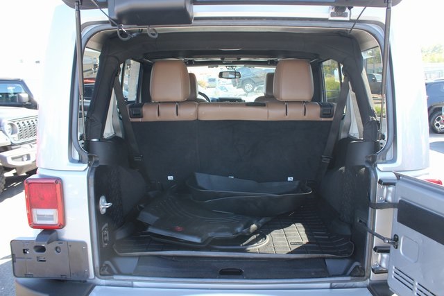 2015 Jeep Wrangler Unlimited Sahara photo 18