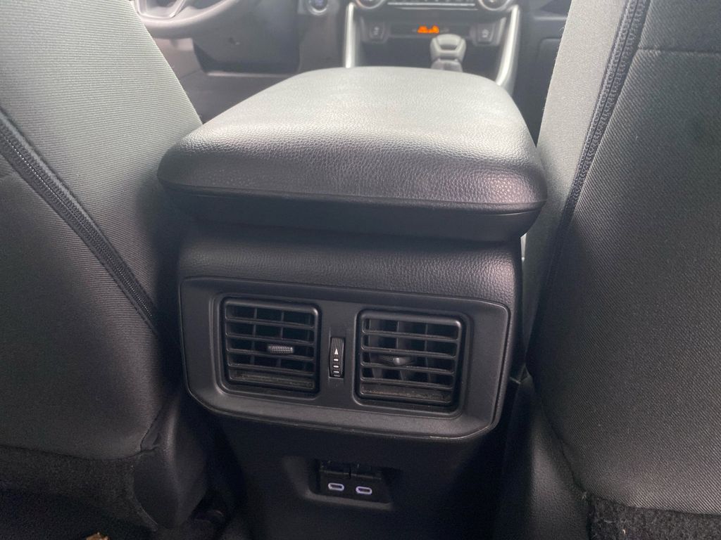 2024 Toyota RAV4 XLE photo 27