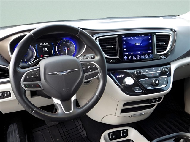 2017 Chrysler Pacifica Touring L photo 4