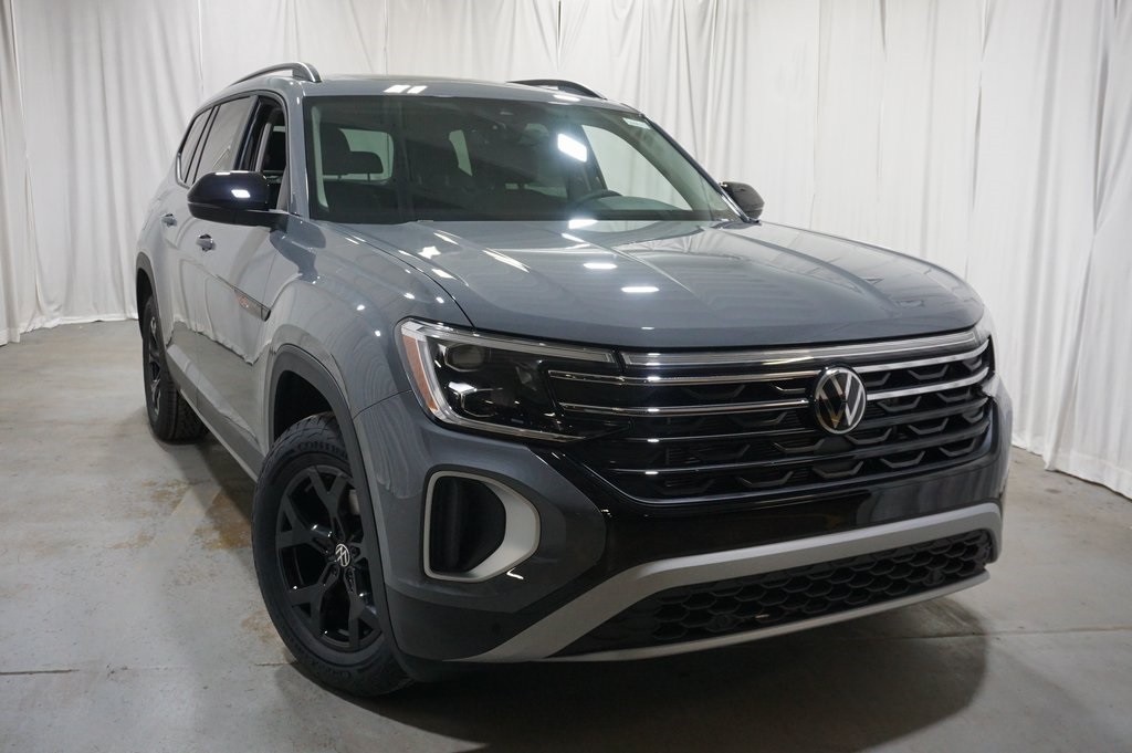 2025 Volkswagen Atlas Peak Edition SE photo 4